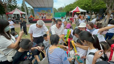 主委及區長分送小朋友古早味小玩具