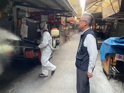 經發局林敏棋副局長今(6)日督導攤商清消作業_0