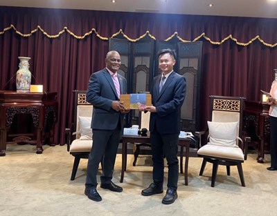 林副秘書長致贈梨山茶葉禮盒