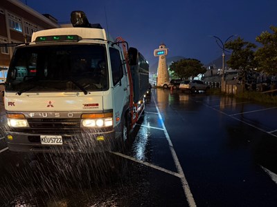 救災過程間歇下著雨，台中隊工作仍不停歇_0