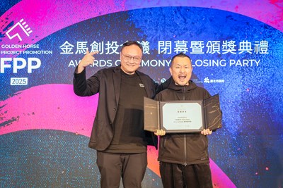 金馬創投頒獎典禮副市長鄭照新及得獎者九把刀熱情合影