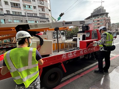 台中市號誌分布密集，日常維護、秒數調整與突發狀況搶修都是交通局的重要任務。_0