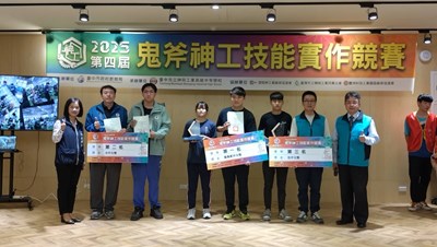 教育局劉姵君專門委員與獲獎學生合影_0