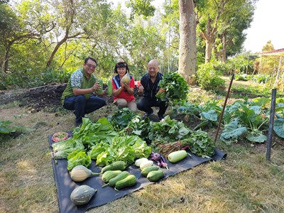 豐收回饋時刻——多樣蔬果採收 捐贈合影