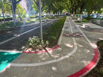 主照-穿梭在梅川綠園道綠蔭長廊的動線設計，提供舒適又友善的親子活動環境