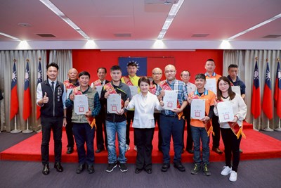 市長盧秀燕今（9）日在市政會議親自頒獎，公開表揚這群默默守護市民交通安全的城市英雄