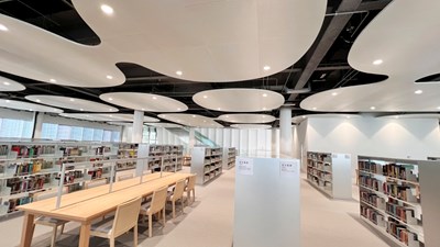 典藏於密集書庫圖書，適時輪替上架，讀者到館遇見不一樣圖書的新鮮感