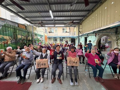 江主委到訪信義東勢長青快樂學堂致贈桌遊及宣導品，展現市府對高齡政策推動的重視。_0