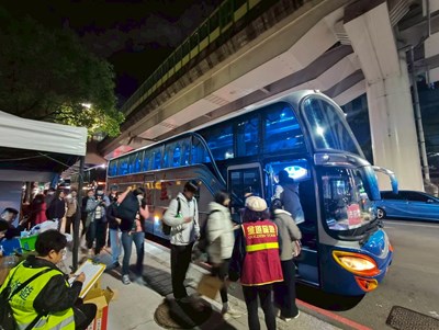 市府發出超過200班接駁車服務民眾往返跨年會場，接駁策略奏效