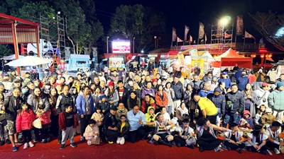 鄭副市長、九天許振榮團長跟現場民眾同歡