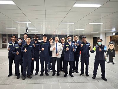 中捷董事長顏邦傑、總經理朱來順視察疏運情況。