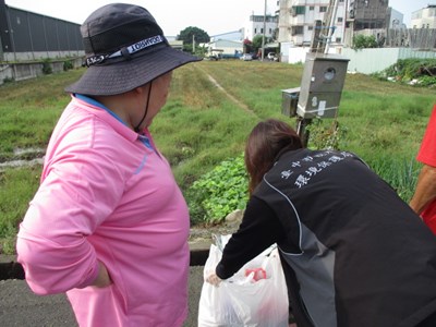 沿街收運稽查人員破袋檢查_0