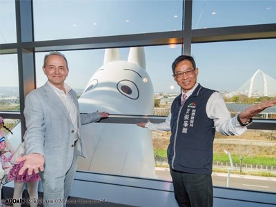 經發局長張峯源（右）及芬蘭商務辦事處葉瑞副代表（左）與姆明合影