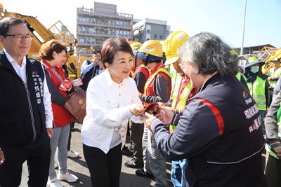 年節前夕慰勞環保英雄 盧市長赴南屯清潔隊致贈加菜金