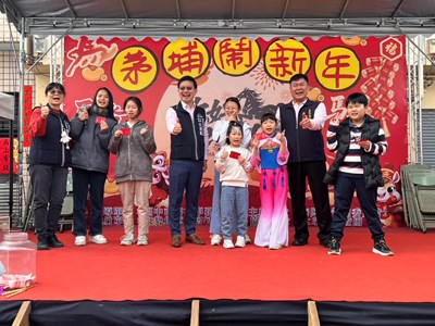 (圖說)江主委大年初一前往東勢大茅埔參加茅埔鬧新年活動，客委會江俊龍主委、東勢區翁(1)