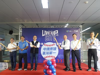 中捷公司顏董事長(右3)及與會貴賓揮棒擊球