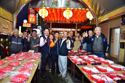 江主委與米粉寮樂善祠鬪粄得獎者古先生及地方里長合影_0