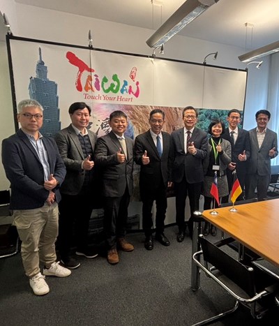 中華民國（台灣）駐德國代表處谷瑞生大使(右四)、駐德國代表處經濟組李憲宜代理駐德國代表處經濟組蘇大鈞秘書組長(右三)、駐德國代表處 經濟組蘇大鈞秘書(右二)與市府經濟發展局張峯源局長合影