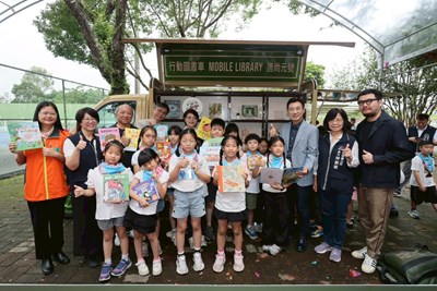 新社圖書車接棒服務新社、和平及太平地區