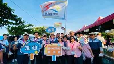鄭副市長率領市府團隊參與龍舟友誼賽