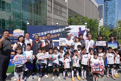 今日在捷運市政府站前廣場舉行足球系列活動宣告典禮，共同見證大型足球打卡互動區正式亮相