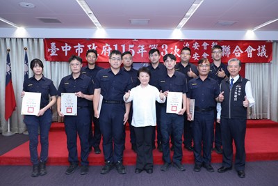 盧市長頒發「臺中市成功攔阻詐騙案件有功人員」感謝狀 (1)
