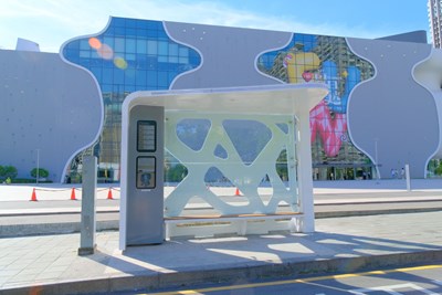 中市交通局與達運精密、台中國家歌劇院於「台中國家歌劇院公車站」推出智慧型藝術候車亭