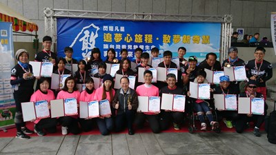 弱勢孩童單車環台完騎 中市府頒發證書勉勵