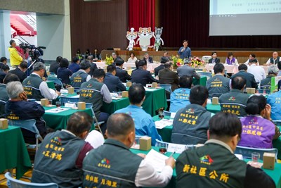 林市長今(26)日前往東勢高工主持市政會議,市政會議邀請東勢、新社、石岡等區里長出席,交流營造客家文化等政策。