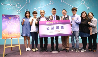 萬代福影城董事長黃炳熙捐贈「可可夜總會」電影票,在新聞局卓局長、社會局副局長陳坤皇等人見證下,贈送給台市中多家社會機構。