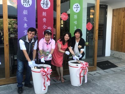 由林副市長、議員吳瓊華種下幸福的種子，象徵照顧生活館為長輩開期幸福的道路。