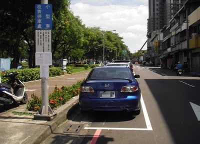 忠明南路部分免費車格遭久占 市府交通局將收費讓停車空間使用更公平