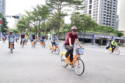 台中市政府今(21)日在台灣大道市政大樓府後廣場舉辦「讓車停下來，低碳動起來」活動