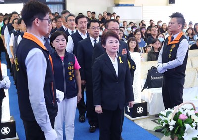盧市長率領副市長楊瓊瓔、市府局處首長向兩位勇消致上最大敬意。