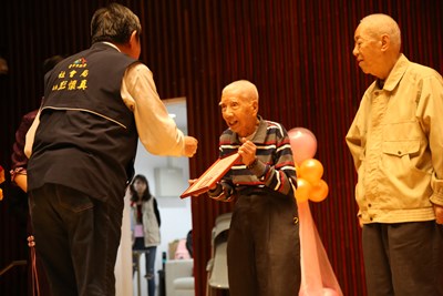 今年98歲的李睿豪來自清水長青快樂學堂，是這次長青模範生當中最年長的長輩