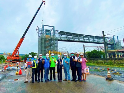 大甲車站人行跨越橋吊裝完成  預計7月底完工