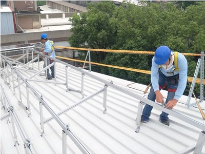 使勞工從事屋頂作業時，應使勞工確實使用安全帶、安全帽及其他必要之防護具