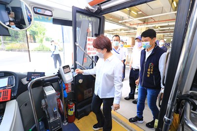 台中市長盧秀燕推動「雙十公車」政策，市民搭乘公車可享10公里免費、超過10公里車資最多只要10元