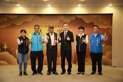 黃國榮副市長、文化局長陳佳君、第11屆金藝獎得主王文生先生(左三)與貴賓合影