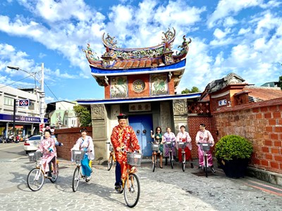 台中市霧峰區公所行銷觀光有一套，以穿古裝騎YouBike的車隊，介紹漫遊林家花園、乾溪自行車道等