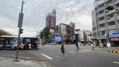 台中市政府持續進行路口公車轉向停讓行人稽查