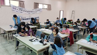 東海大學學生擔任課程小助教，協助銀髮長者熟悉手機操作
