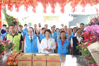 大里瓦磘福德宮今日舉行重建二十周年慶典，盧市長前往參拜祈福