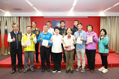 盧市長頒獎表揚中市績優巡守隊