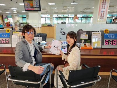 在太平戶所辦理結婚登記的阿蘇和小潘，相戀多年，決定在白色情人節互許終身