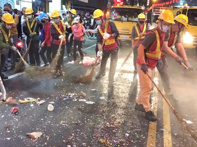 無名環保英雄沿街清掃1