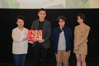 台中市長盧秀燕於今年4月台中首映會,致贈台中在地伴手禮給電影「疫起」導演林君陽、監製李耀華及演員項婕如