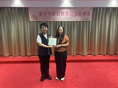 市長頒發112年臺中市表揚推展家庭教育績優個人暨團體實施計畫得獎人員