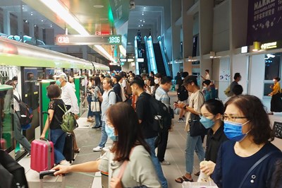 台中捷運在中秋前夕湧現返鄉人潮,全線單日運量破5萬人次。