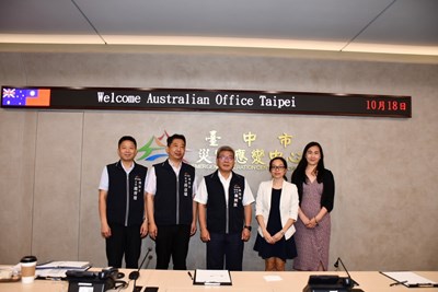 澳洲辦事處處長譚慧玲及專員李鍾敏(Miss Tracy Lee,右1)於18日參訪臺中市災害應變中心及119_